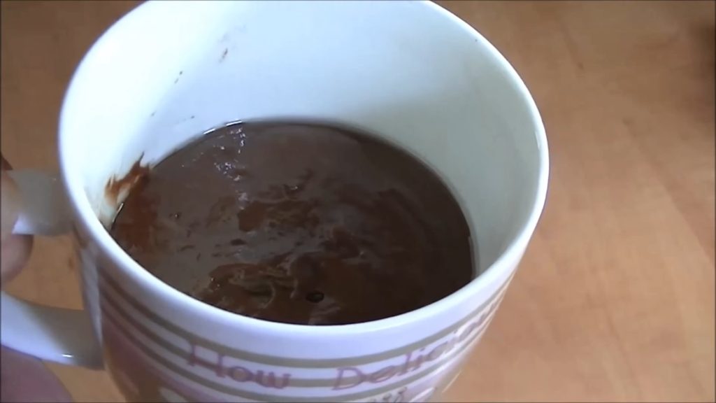 Шоколадный кекс в микроволновке на кефире шаг 6