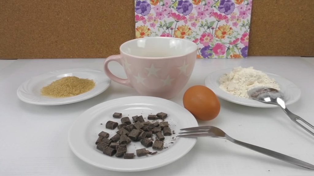 Кекс в кружке с шоколадом без какао шаг 1