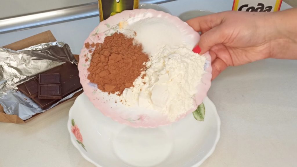 Кекс в кружке с шоколадом внутри шаг 1