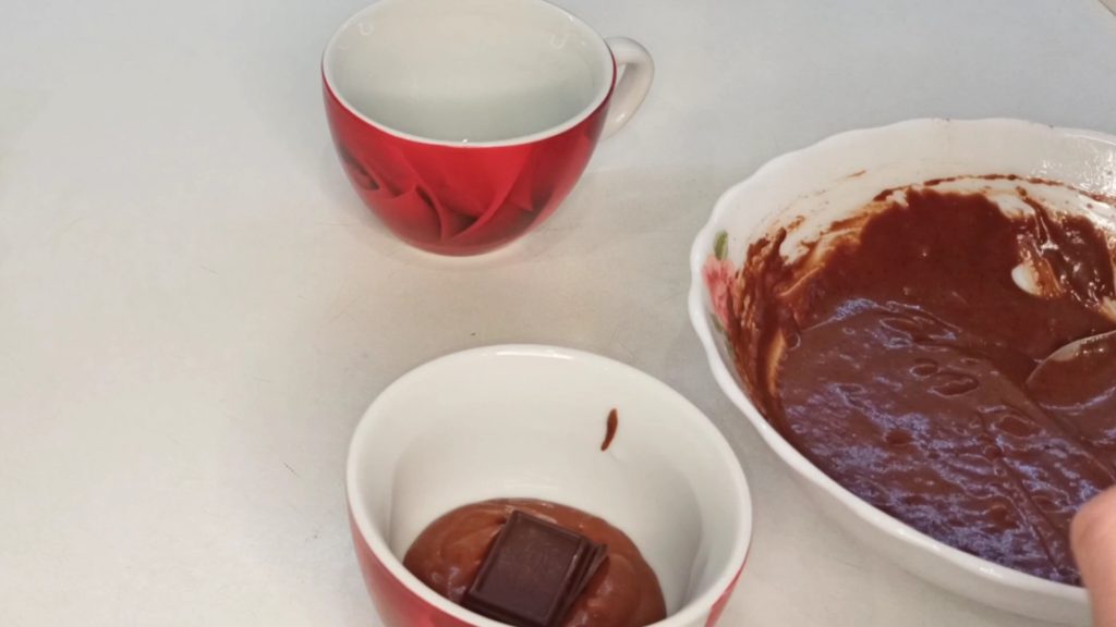 Кекс в кружке с шоколадом внутри шаг 4