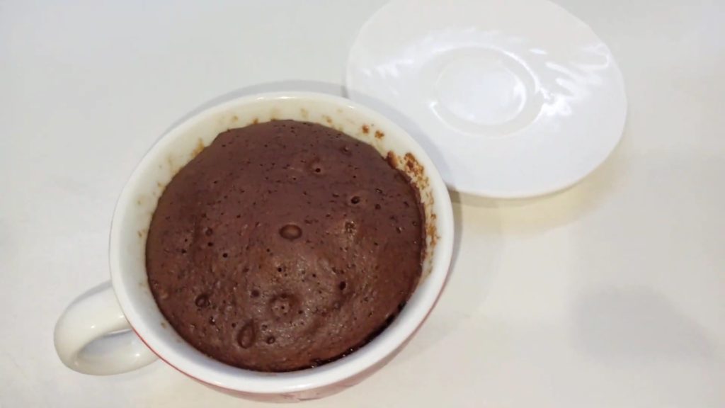 Кекс в кружке с шоколадом внутри шаг 5